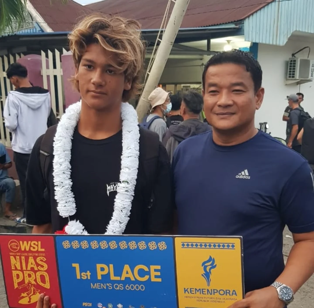 Kandidat Ketum KONI Sumbar Sambut Juara Dunia Selancar Ombak