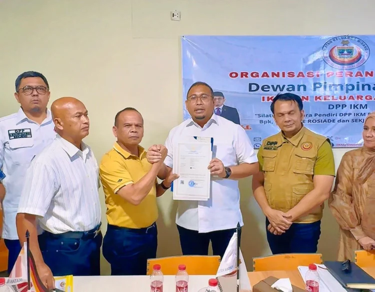 Ketum Andre Rosiade Terima Sertifikat Merek dan Hak Paten IKM dari Pendiri