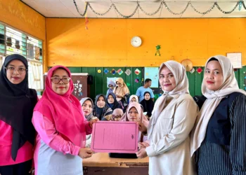 Andre Rosiade Bagikan Beasiswa PIP untuk Siswa SD 45 Bungo Pasang