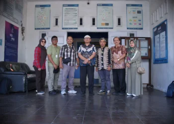 Pematangan persiapan Festival Lierasi dan Pamenan #2 antara Dinas Komunikasi dan Informatika (Kominfo) Padang Panjang yang dipimpin oleh Kepala Dinas, Ampera Salim, bersama Kepala Dinas Perpustakaan dan Kearsipan (DPK) Padang Panjang, Yan Kas Bari dan kabid, serta Komunitas Seni Hitam Putih (Afrizal Harun, Sahrul N, Kurniasih Zaitun, dan Ali Sukri) sebagai penyelenggara Festival Pamenan Minangkabau 2025, pada Kamis (24/7/2025).