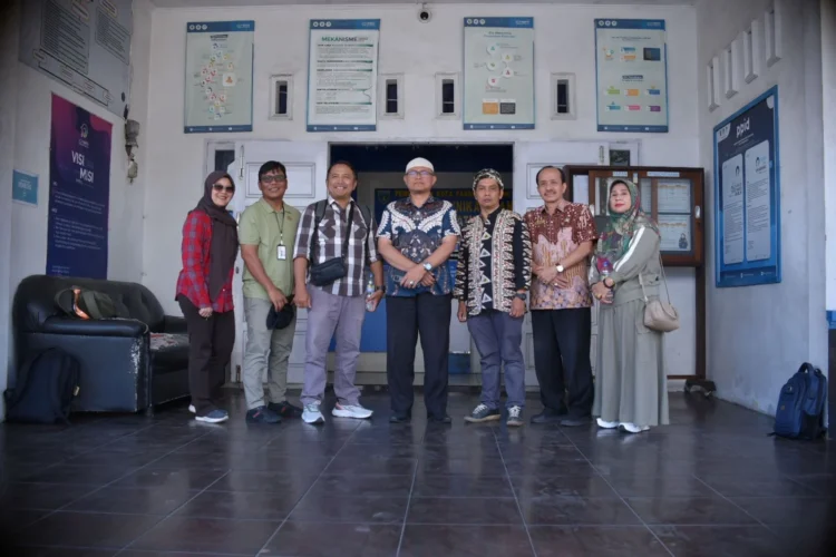 Pematangan persiapan Festival Lierasi dan Pamenan #2 antara Dinas Komunikasi dan Informatika (Kominfo) Padang Panjang yang dipimpin oleh Kepala Dinas, Ampera Salim, bersama Kepala Dinas Perpustakaan dan Kearsipan (DPK) Padang Panjang, Yan Kas Bari dan kabid, serta Komunitas Seni Hitam Putih (Afrizal Harun, Sahrul N, Kurniasih Zaitun, dan Ali Sukri) sebagai penyelenggara Festival Pamenan Minangkabau 2025, pada Kamis (24/7/2025).