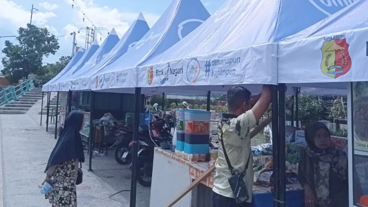 Indah dan rapi, bantuan tenda dari Bank Nagari membuat para pedagang Pinggir Batang Lembang semakin nyaman berjualan.(Ist)