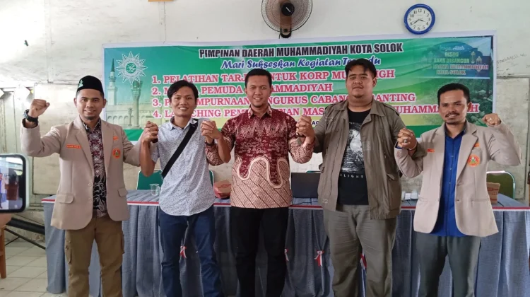 Semangat Kebersamaan, Ketua PDPM Kota Solok, Alfat Tajri (tengah) diapit sekretaris dan bendahara serta Wakil Ketua PWPM Sumbar.(Ist)