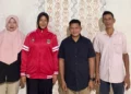 Nasrul Anggota DPRD Pessel (baju hitam) foto bersama Olivia didampingi kedua orangnya
