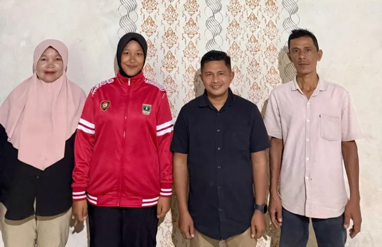 Nasrul Anggota DPRD Pessel (baju hitam) foto bersama Olivia didampingi kedua orangnya