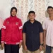 Nasrul Anggota DPRD Pessel (baju hitam) foto bersama Olivia didampingi kedua orangnya