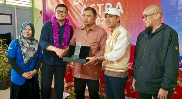Ketua Penggerak KBA Jorong Tabek, Kasri Satra terima Penghargaan dari Astra (Kiki Julnasri/Klikpositif.com)