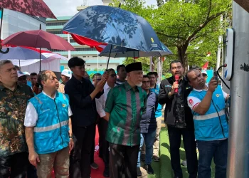 Gubernur Sumatera Barat, Mahyeldi yang didampingi oleh GM PLN UID Sumbar, Arjun Karim meresmikan SPKLU Tiang pertama di Sumatera, Minggu, 17 Agustus 2025