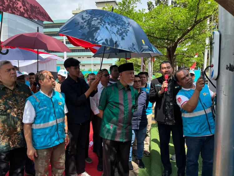 Gubernur Sumatera Barat, Mahyeldi yang didampingi oleh GM PLN UID Sumbar, Arjun Karim meresmikan SPKLU Tiang pertama di Sumatera, Minggu, 17 Agustus 2025