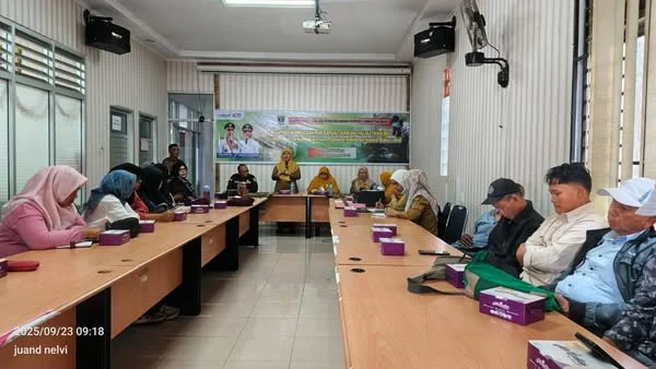 Petani Padang Panjang Dilatih Produksi Pupuk Organik dari Bahan Lokal