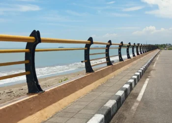 Jembatan di belakang Pangeran Beach padang (Kiki Julnasri/KLIKPOSITIF.com)