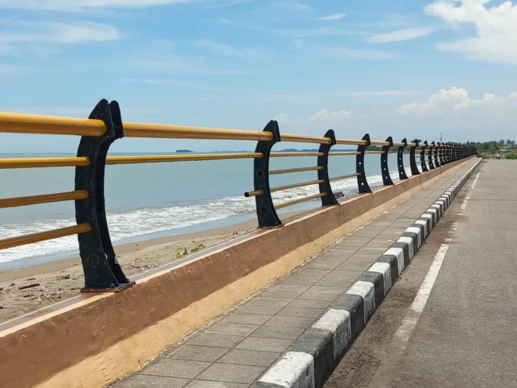 Jembatan di belakang Pangeran Beach padang (Kiki Julnasri/KLIKPOSITIF.com)