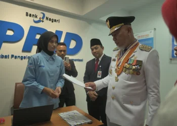 Gubernur Sumbar saat berkunjung ke ruang PPID Bank Nagari