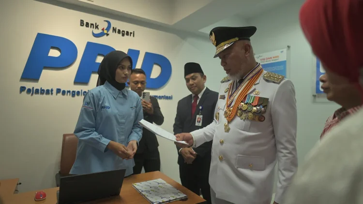 Gubernur Sumbar saat berkunjung ke ruang PPID Bank Nagari