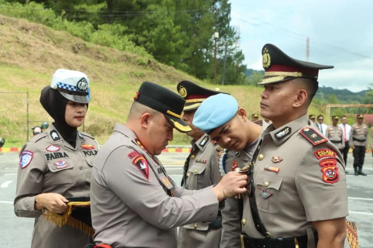 Kompol Angga saat disematkan pin oleh Kapolres Solok AKBP Agung Pranajaya