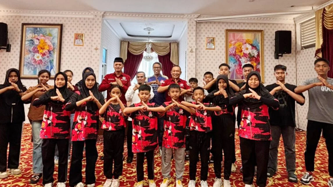 Dilepas Wabup Candra, Atlet Wushu Kabupaten Solok Siap Berlaga di Kejuaraan Provinsi - KlikPositif.com - Media Generasi Positif