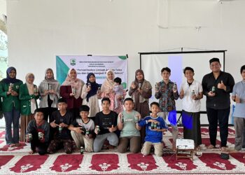 Fakultas Farmasi Unand Olah Limbah Jadi Berkah: Remaja Masjid Dilatih Bikin Sabun dari Tebu dan Kopi