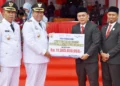 Seremonial penyerahan deviden dan CSR dari Bank Nagari ke Pemko Pariaman