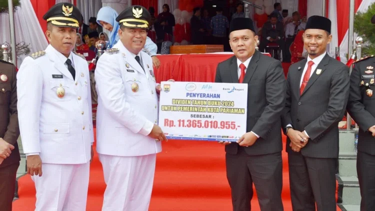Seremonial penyerahan deviden dan CSR dari Bank Nagari ke Pemko Pariaman