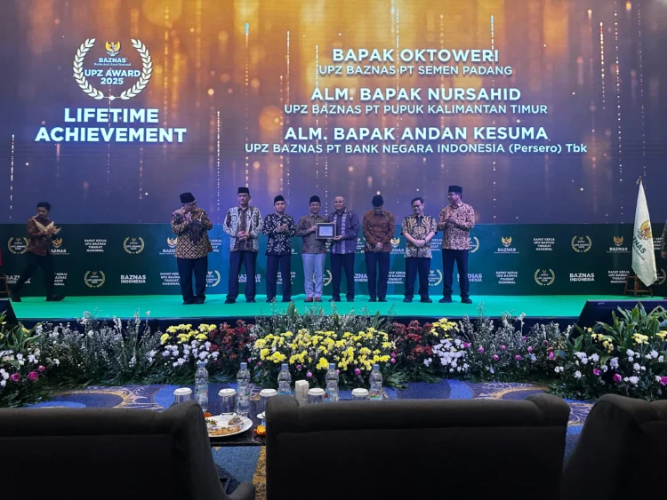 Terima Lifetime Achievement dari BAZNAS RI, Mantan Dirkeu PT Semen Padang Terharu