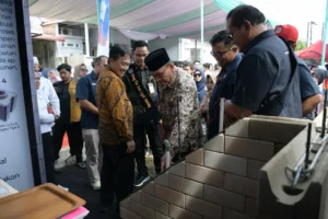 PT Semen Padang Salurkan Bantuan Bedah Rumah untuk Keluarga Berisiko Stunting di Padang
