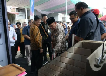 PT Semen Padang Salurkan Bantuan Bedah Rumah untuk Keluarga Berisiko Stunting di Padang