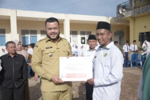 Pastikan Anak Kurang Mampu Tetap Sekolah, PT Semen Padang Salurkan Rp641 Juta untuk Tiga Madrasah