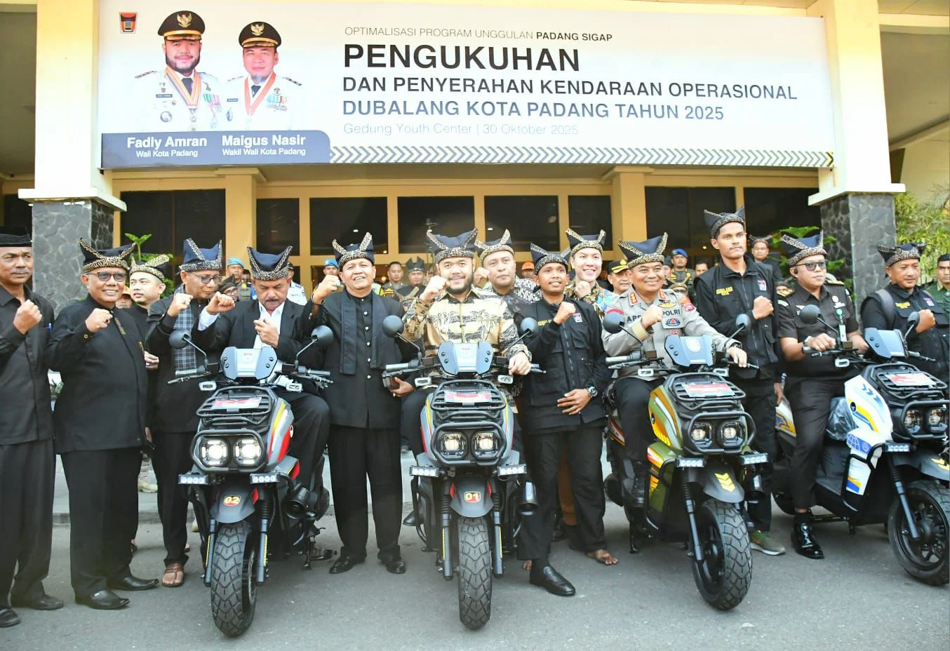 Perkuat Kamtibmas Berbasis Kearifan Lokal, Wali Kota Fadly Amran Kukuhkan 208 Dubalang Kota dan Serahkan 79 Motor Listrik