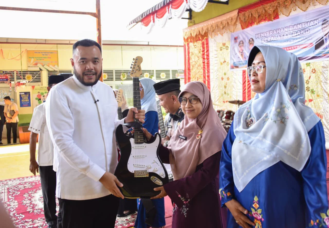 Tujuh SMP Terima Alat Band dari Pemko Padang, Dorong Siswa Kembangkan Bakat Musik dan Kreativitas