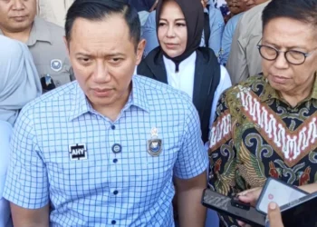 Menko AHY bersama Anggota DPR RI Mulyadi sekaligus Ketua DPD Demokrat Sumbar saat penyerahan sertifikat tanah di Kantor KAN di Padang