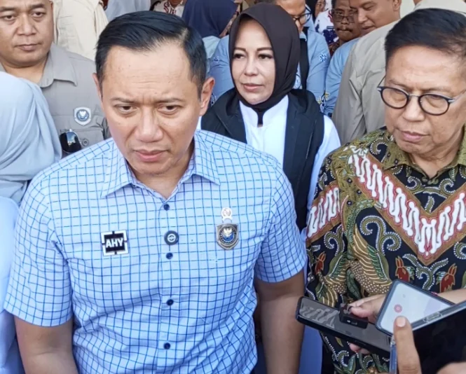 Menko AHY bersama Anggota DPR RI Mulyadi sekaligus Ketua DPD Demokrat Sumbar saat penyerahan sertifikat tanah di Kantor KAN di Padang