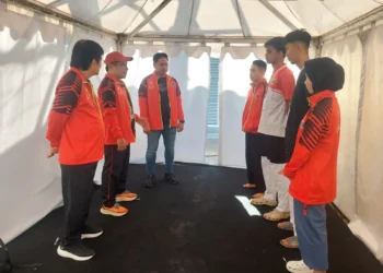 Ketua KONI Sumbar Hamdanus (peci merah), konselor dan motivator atlet Prof saat motivasi atlet. (Humas KONI Sumbar)