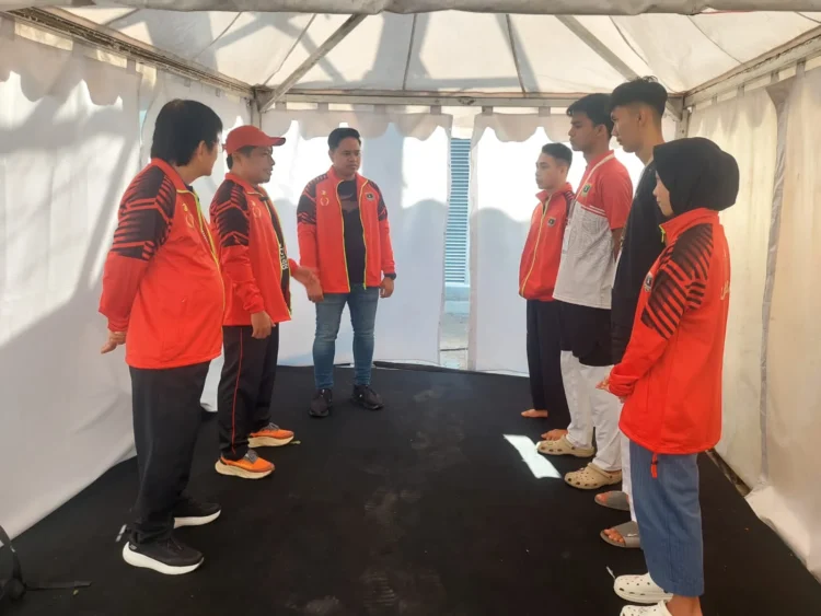 Ketua KONI Sumbar Hamdanus (peci merah), konselor dan motivator atlet Prof saat motivasi atlet. (Humas KONI Sumbar)