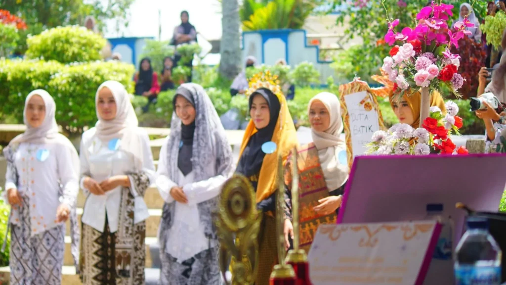 Wabup Dharmasraya Buka Sekaligus Menjadi Juri Lomba Hari Batik Nasional