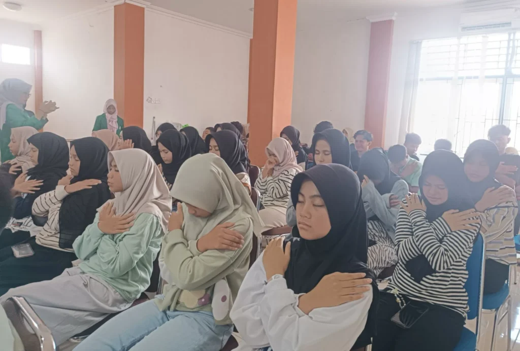 Cegah Masalah Kesehatan Mental, Tim Keperawatan Jiwa dan Komunitas Unand Latih Kader Posyandu
