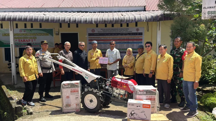 PT Semen Padang Kucurkan Rp64 Juta untuk Pemberdayaan Petani dan UMKM