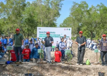 Semarak Sumpah Pemuda, PT Semen Padang dan Ratusan Pelajar Tanam 2.000 Pohon Kaliandra
