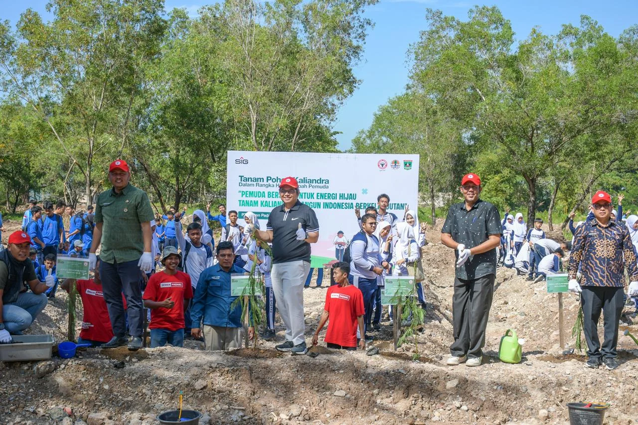 Semarak Sumpah Pemuda, PT Semen Padang dan Ratusan Pelajar Tanam 2.000 Pohon Kaliandra