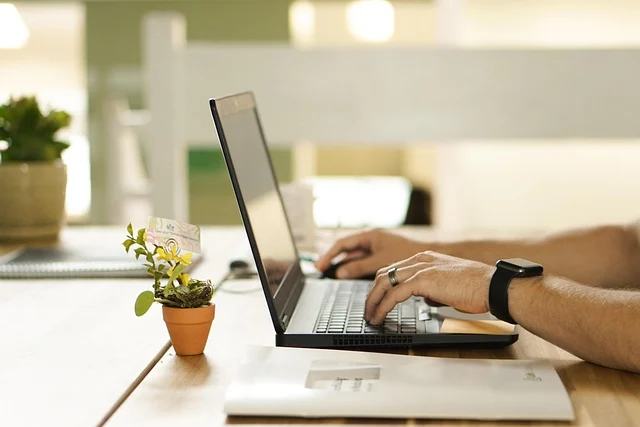 Merasa Lelah saat Duduk di Depan Laptop? Mungkin Teknologi yang Jadi Biangnya