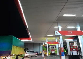 Antrian BBM di salah satu SPBU di Sumbar (Foto:Hatta Rizal)