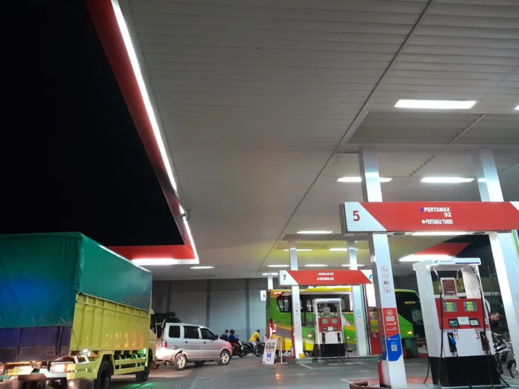Antrian BBM di salah satu SPBU di Sumbar (Foto:Hatta Rizal)