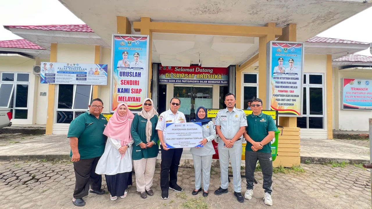 Jasa Raharja Sumbar Peduli Lingkungan, Serahkan Tempat Sampah ke Samsat Arosuka dan Alahan Panjang
