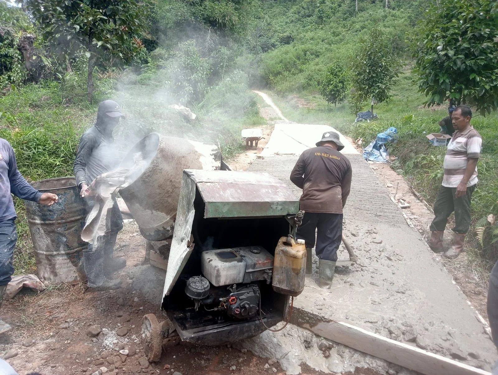 Gotong Royong di Puncak Labuang: Peladang dan PT Semen Padang Ubah Jalan Tanah Jadi Beton