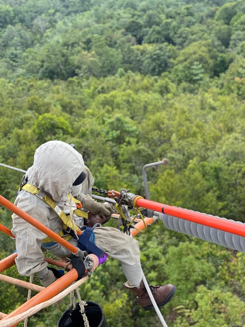 PDKB PLN UPT Padang Sukses Ganti Insulator Tension di SUTT 150 kV Kiliranjao–Teluk Kuantan II Tanpa Padam