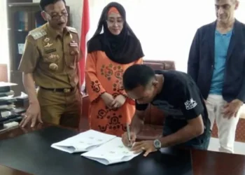 Foto: Irwando Rajo Endah Sutan disaksikan Bupati Pessel Hendrajoni dan Anggota DPR RI Lisda menandatangani MoU dengan Investor Amerika di kantor Bupati