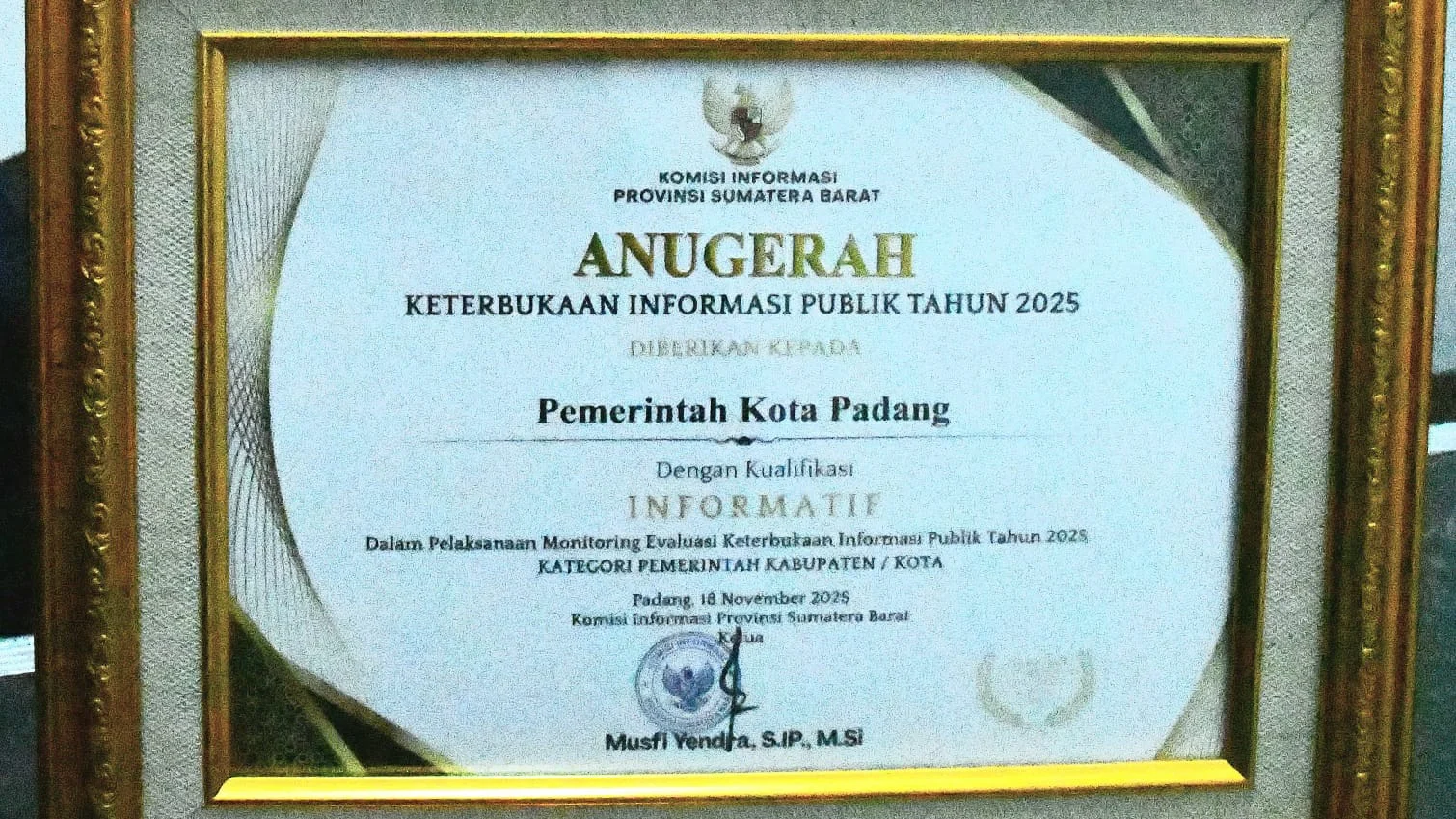 Padang Peringkat Satu KIP 2025, Maigus Nasir Dinobatkan sebagai Tokoh Keterbukaan Informasi