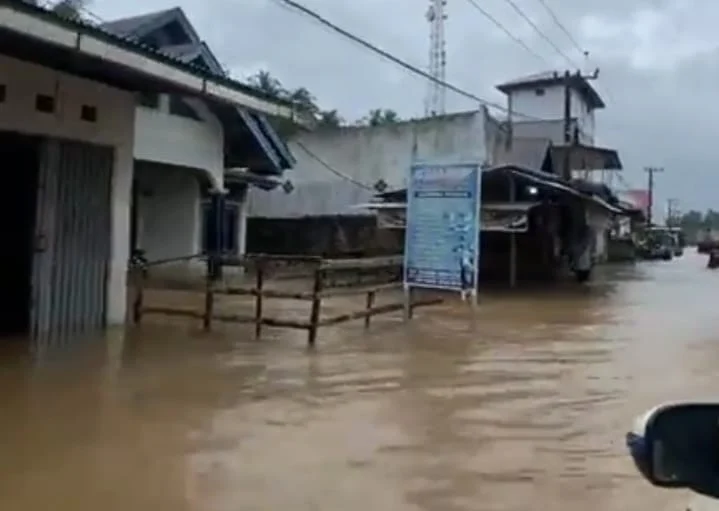 Banjir Rendam Permukiman di Rantau Simalenang Air Haji Pessel, Ratusan Warga Mengungsi
