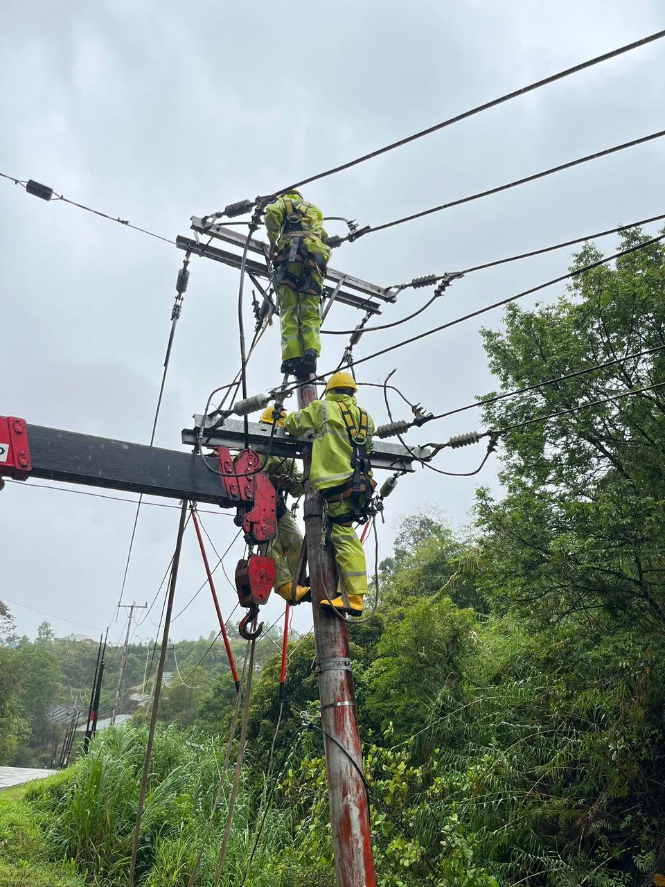 PLN UID Sumbar Percepat Recovery Pascabencana, Pulihkan 68% Listrik Rakyat Terdampak Banjir & Longsor