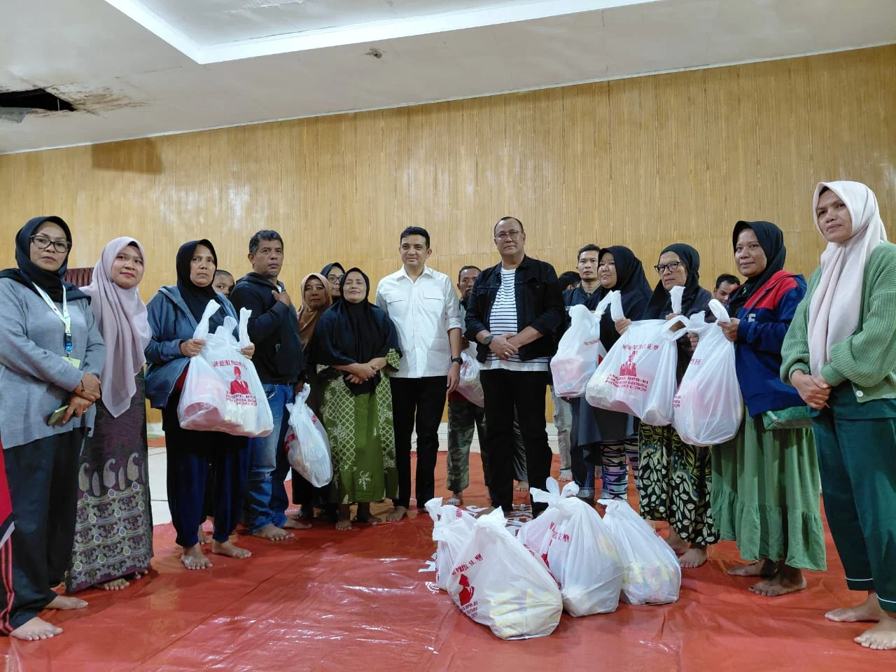 Ade Rezki Pratama Salurkan Ribuan Paket Sembako Untuk Korban Bencana