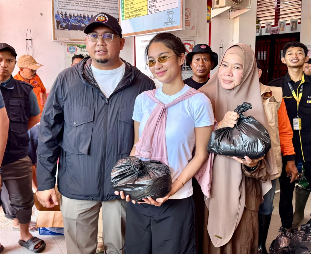 Azizah, Putri Andre Rosiade Bagikan Ribuan Nasi Bungkus dan Sembako untuk Korban Banjir di Pauh Padang